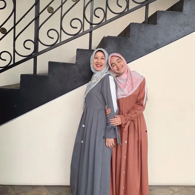6 Potret Kebersamaan Cut Syifa dan Ibunda, Bak Kakak Adik