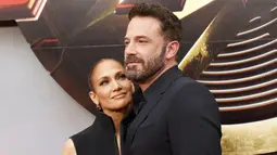 Jennifer Lopez memberikan dukungan untuk suaminya, Ben Affleck, di pemutaran perdana film The Flash. Ben Affleck mengulangi perannya sebagai Batman dalam film The Flash. (Michael Tran/AFP)