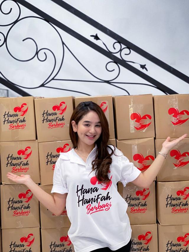 Hana Hanifah saat membagikan paket sembako