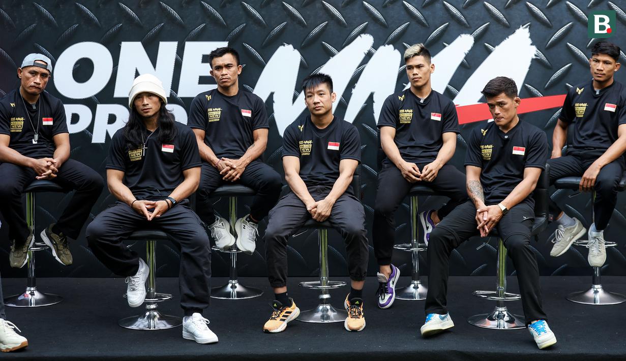 (Kiri ke kanan) Para fighter MMA dari One Pride, Lamhot Tambunan, Alan Darmawan, Alpris Mantako, Rama Supandi, Jon Saragih, Frans Lincol, dan Yoga Prabowo saat konferensi pers mengenai pemberangkatan atlet MMA ke China yang berlangsung di Menteng, Jakarta Pusat, Senin (21/10/2024). (Bola.com/Bagaskara Lazuardi)