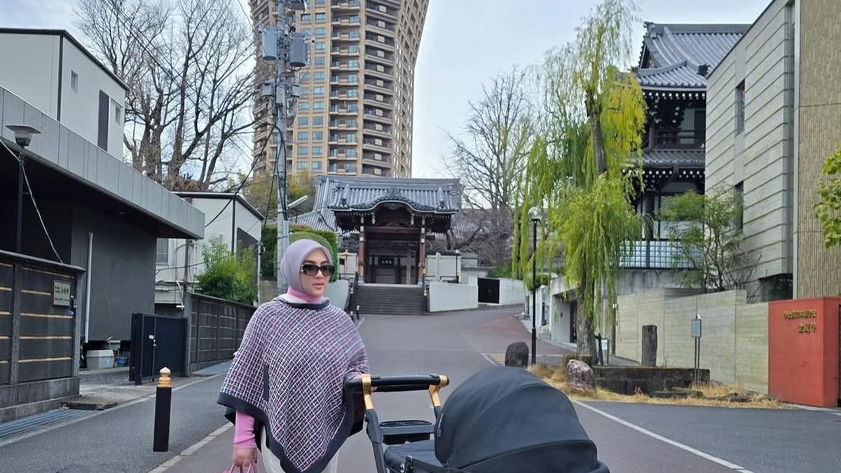 Gaya Sporty Feminin Syahrini Liburan di Jepang, Konsisten Jinjing Tas Hermes dan Syal Puluhan Juta