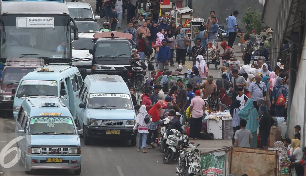 Antrean angkutan umum yang membuat kemacetan di kawasan Tanah Abang, Jakarta. Rabu (4/1). Kemacetan terjadi di Pasar Tanah Abang disebabkan pedagang menggelar dagangannya di badan jalan dan angkot berhenti sembarangan. (Liputan6.com/Immanuel Antonius)