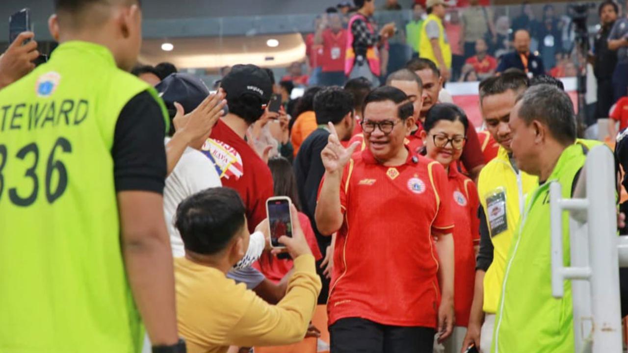 pramono resmikan jersei baru persija