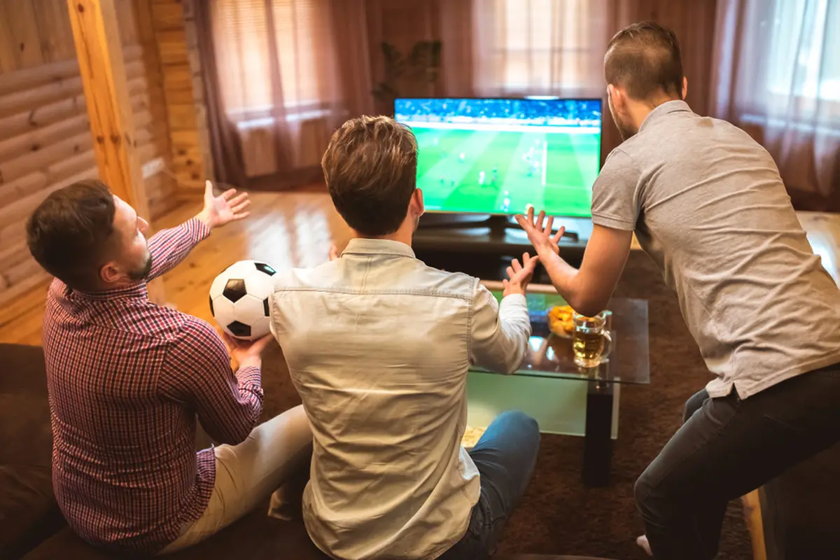 Hobi Begadang Nonton Piala Dunia Bikin Gampang Sakit? (WeAre/Shutterstock)