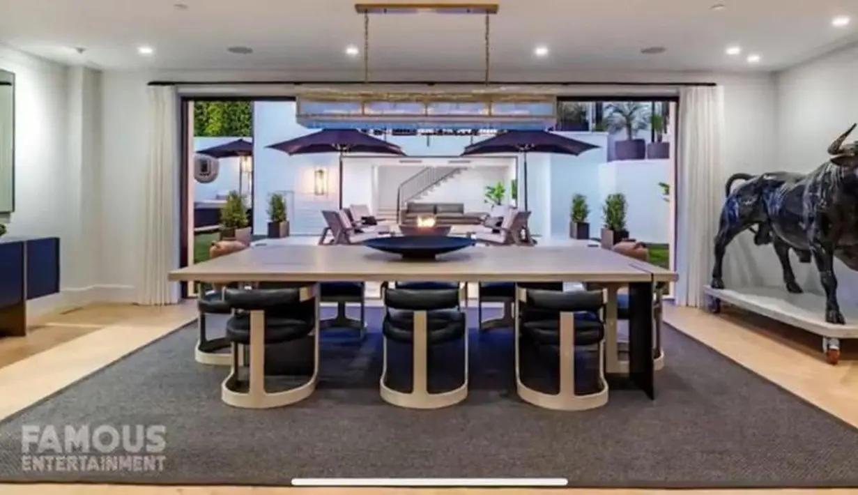 Area ruang makan juga ditata dengan sangat rapi dan cantik. Ruang makan ini didominasi dengan warna hitam dan putih. (Foto: YouTube/Famous Entertainment)