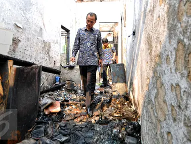 Ketua Komisi Nasional Hak Asasi Manusia Nur Kholis meninjau kantor Komnas Perlindungan Anak yang mengalami kebakaran, Jakarta, Senin (29/6/2015). Kedatangan Nur Kholis untuk melakukan investigasi terkait kebakaran tersebut. (Liputan6.com/Yoppy Renato)