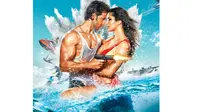 Di poster, Katrina mengenakan swimsuit berwarna merah dan memeluk Hrithik Roshan.