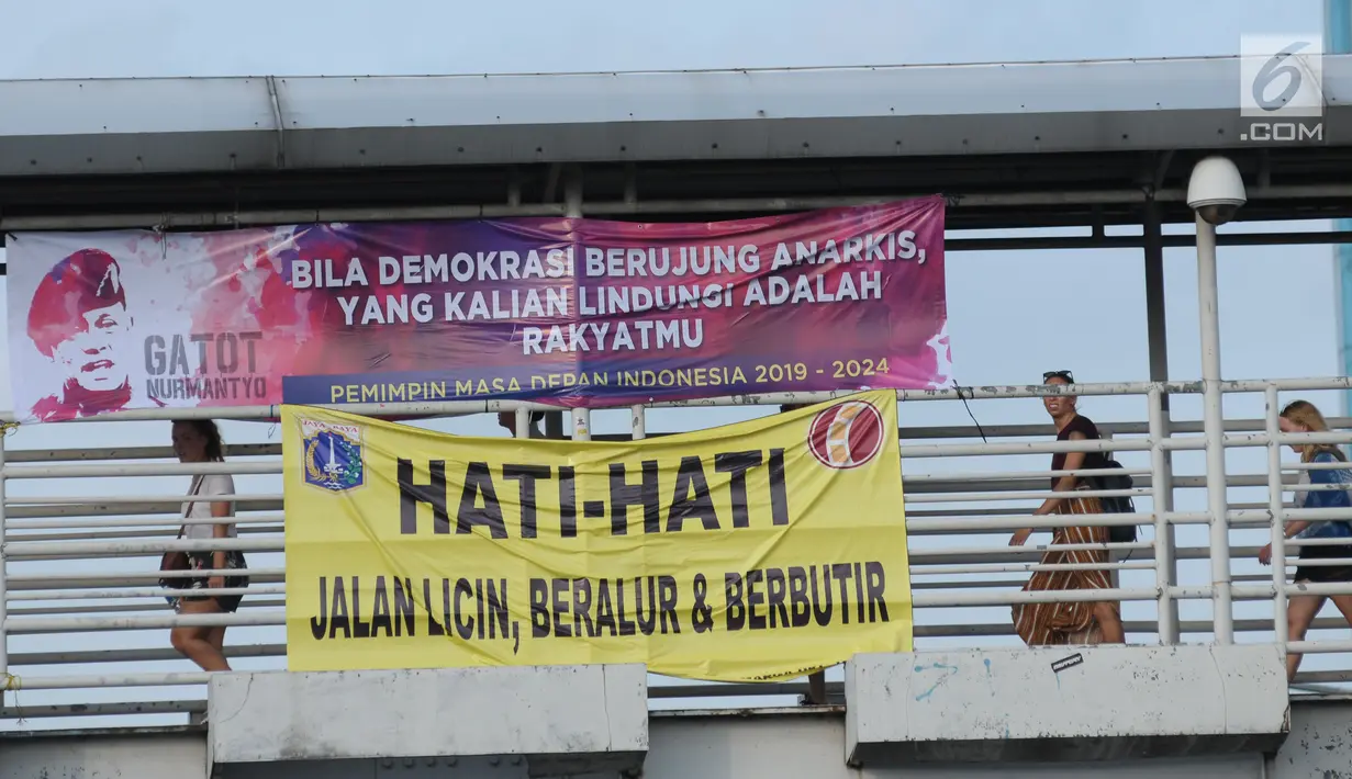 Spanduk dukungan untuk Gatot Nurmantyo terpampang di JPO Pasar Baru Jalan Dr Sutomo, Jakarta, Minggu (1/4). Terdapat tulisan "Pemimpin masa depan Indonesia 2019-2024," pada spanduk yang belum diketahui siapa pemasangnya. (Liputan6.com/Helmi Fithriansyah)