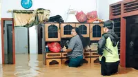 Banjir susulan yang melanda Jember, Jawa Timur, merendam 25 desa dan dua pesantren, serta merusak tiga jembatan. (Liputan6.com/Dian Kurniawan)