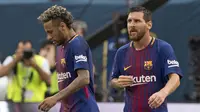 Neymar (kiri) saat ini telah tampil sebanyak 108 kali dan mencetak 105 gol untuk Barcelona. Neymar disarankan untuk pindah jika tidak mau berada pada bayang-bayang Messi.  (AFP/Don Emmert)