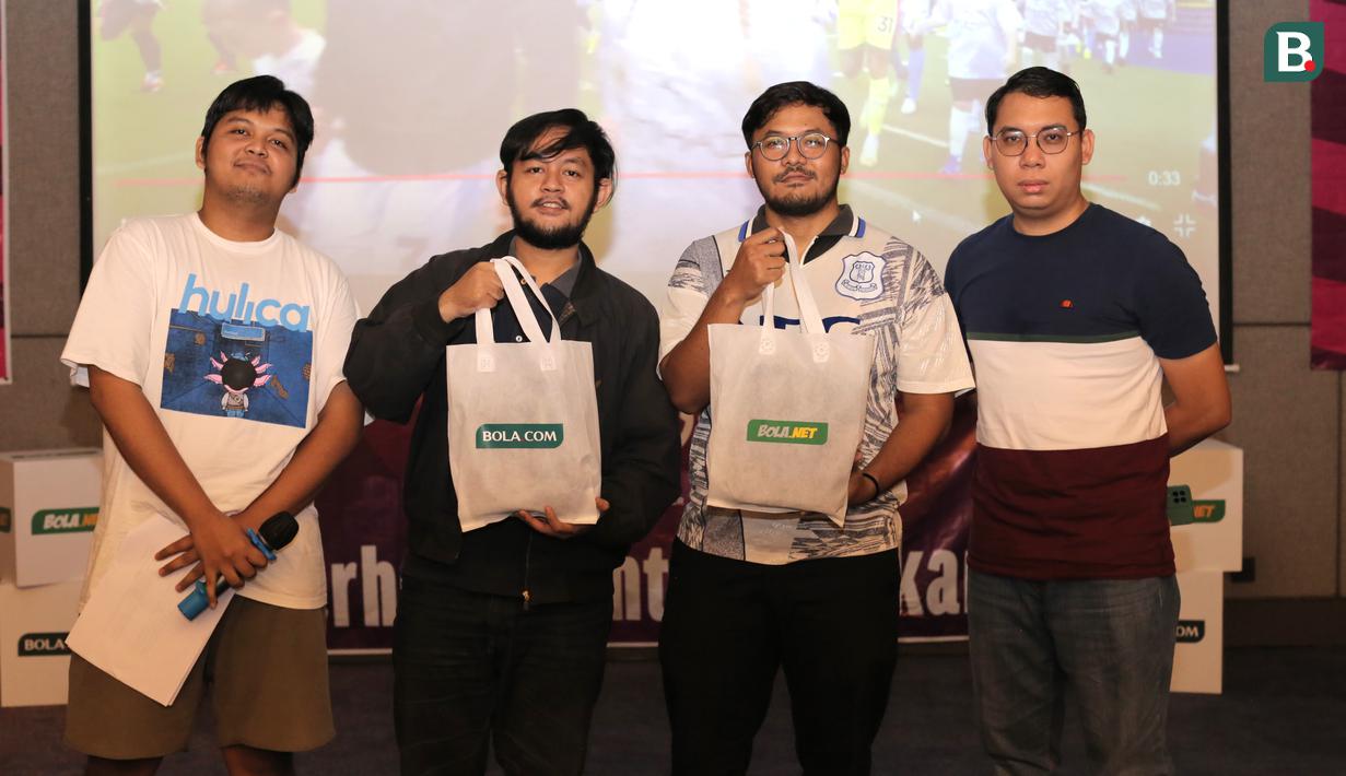 Fans foto bersama setelah menerima hadiah saat acara Roaring Night Manchester City melawan Everton di Ibis Styles Tanah Abang, Jakarta Pusat, pada Sabtu (10/2/2024)(Bola.com/Abdul Aziz)