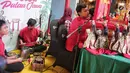 Seorang dalang memainkan wayang potehi di salah satu mall di Jakarta, Jumat (1/2). Pementasan wayang potehi  sebagai upaya untuk memperkenalkan kebudayaan Tionghoa kepada pengunjung mal. (Liputan6.com/Faizal Fanani)