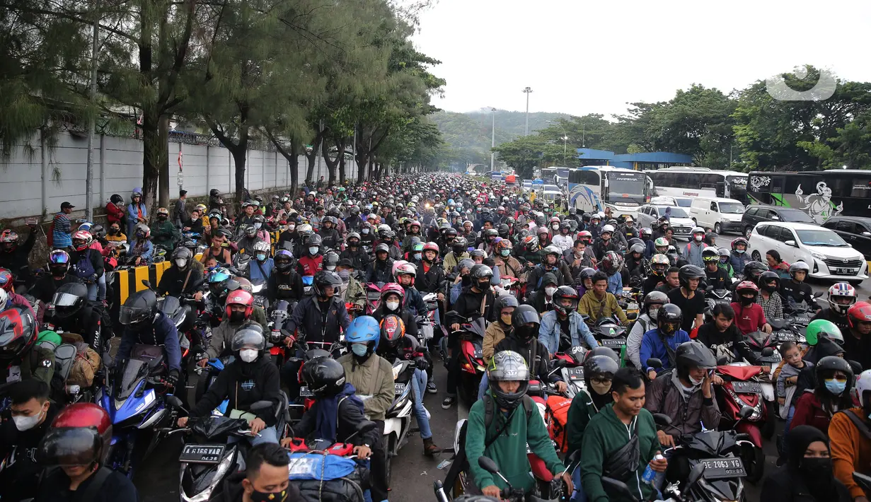 <p>Pemudik bersepeda motor antre untuk memasuki Pelabuhan Merak di Banten, Sabtu (30/4/2022). Pelabuhan Merak dipadati puluhan ribu pemudik berkendaraan roda yang akan menyebrang ke pulau Sumatra. (Liputan6.com/Angga Yuniar)</p>