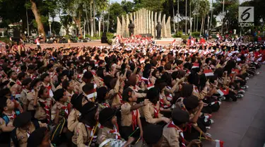 Ratusan anggota Pramuka berkumpul di depan tugu Proklamator, Jakarta, Rabu (16/8). Jelang perayaan HUT RI ke-72, ratusan pelajar melakukan napak tilas perjuangan kemerdekaan. (Liputan6.com/Helmi Fithriansyah) 