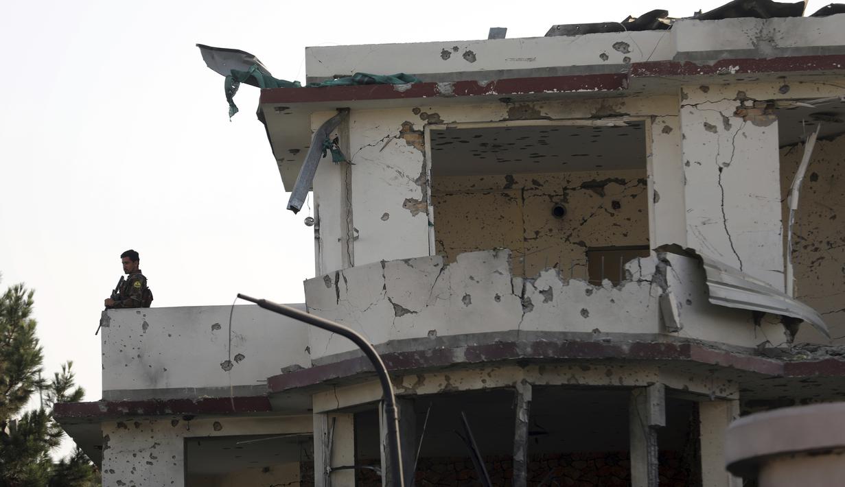 Seorang tentara nasional Afghanistan berdiri di atas gedung yang rusak setelah serangan di Kabul, Afghanistan, Rabu (4/8/2021). Serangan tersebut menyebabkan 6 orang tewas, termasuk 3 pelaku penyerangan, serta membuat 7 orang terluka. (AP Photo/Rahmat Gul)