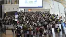 Penumpang yang mengenakan masker sebagai tindakan pencegahan terhadap virus corona berbaris untuk naik pesawat menjelang liburan Chuseok, Hari Thanksgiving versi Korea di terminal penerbangan domestik bandara Gimpo di Seoul, Korea Selatan (18/9/2021). (AP Photo/Ahn Young-joon)