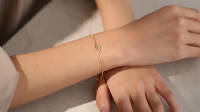 Inspirasi Gelang Emas Minimalis untuk Tabungan Sekaligus Gaya (AI)