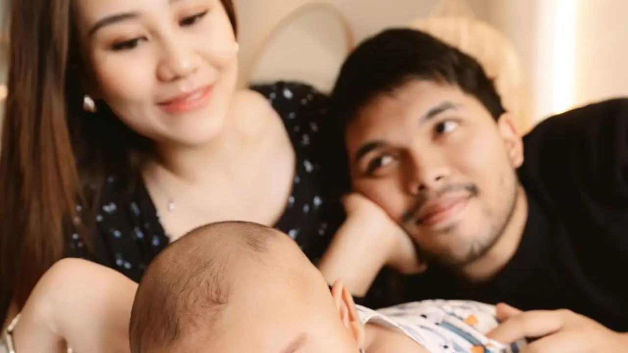 Gaya Kompak Serba Hitam Aaliyah Massaid dan Thariq Halilintar Saat Spill Wajah Baby Arash