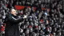 Chelsea's manager Luiz Felipe Scolari directs his players against Manchester United during English Premier League match on January 11, 2009 at Old Trafford in Manchester. AFP PHOTO/ANDREW YATES
