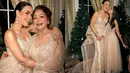 Melakoni pemotretan Hari Ibu, Melaney Ricardo bersama ibu dan putrinya kompak tampil dengan sparkling dress yang memesona. [@melaney_ricardo]