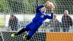 Penjaga gawang Belanda Remko Pasveer menjalani sesi latihan jelang tampil pada UEFA Nations League di Kampus KNVB di Zeist, Belanda, 19 September 2022. Belanda akan menghadapi Polandia dan Belgia pada pertandingan UEFA Nations League. (Olaf KRAAK/ANP/AFP)