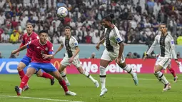 Pemain Jerman,&nbsp;Serge Gnabry mencetak gol pertama timnya ke gawang Kosta Rika saat matchday ketiga Grup E Piala Dunia 2022 yang berlangsung di Al Bayt Stadium, Jumat (02/12/2022). (AP/Matthias Schrader)