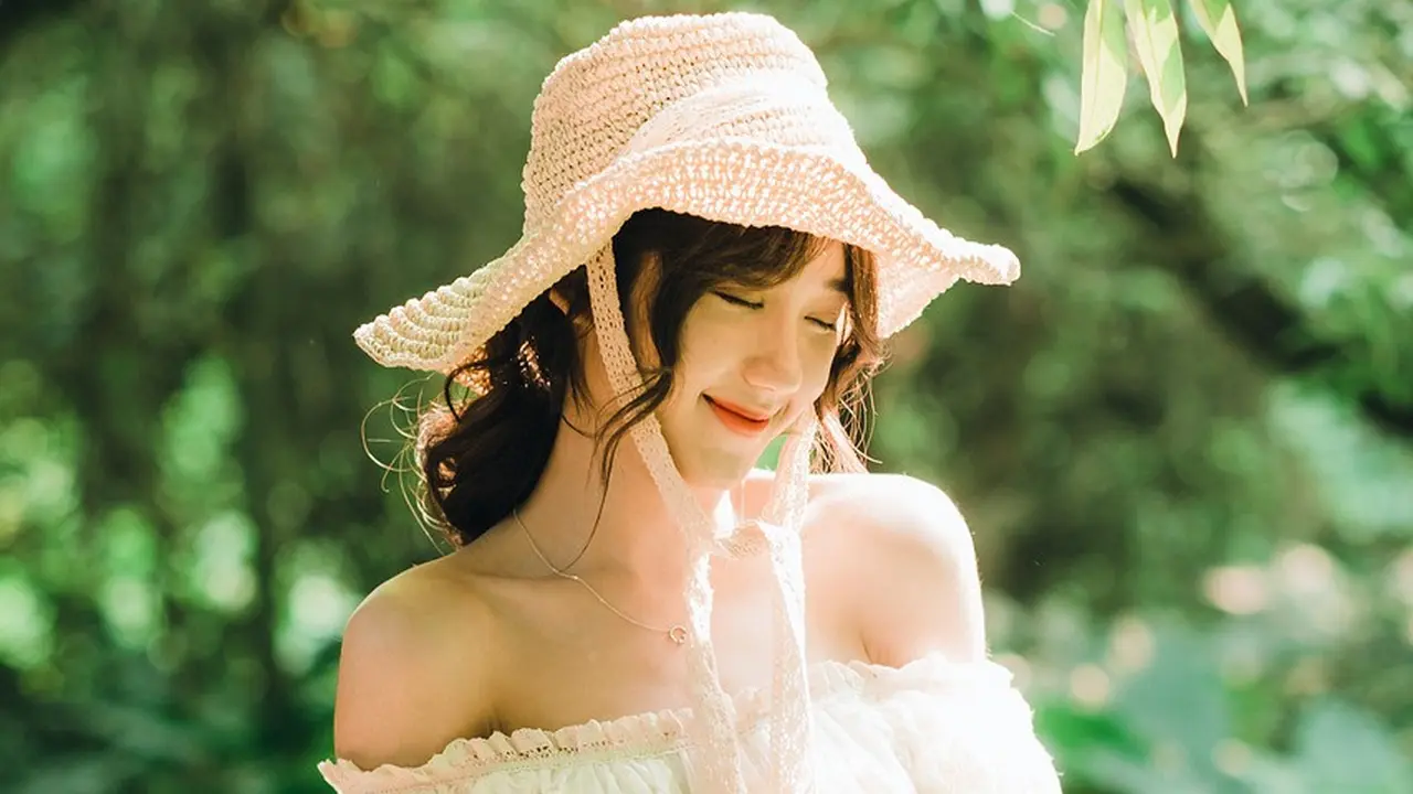 manis tersenyum santai bahagia