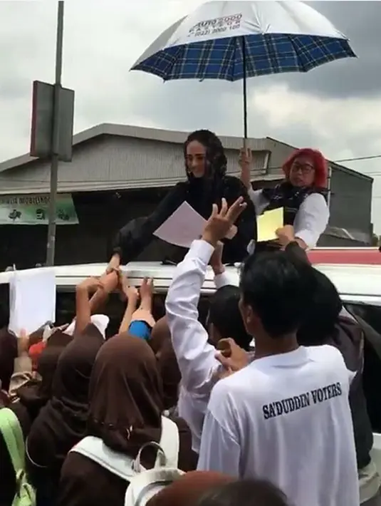 "Silahturahmi dengan masyarakat BEKASI.." begituah keterangan foto tersebut. Mulan terlihat sibuk memberikan tanda tangan pada warga masyarakat Bekasi. (dok. Instagram/bekasisah)