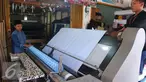 Pekerja tengah menggulung bahan di Pasar Cipadu, Tangerang, Selasa (30/8).Dirjen Industri Kimia, Tekstil, dan Aneka (IKTA) Kemenperin optimistis kinerja industri tekstil dan produk tekstil nasional akan gemilang. (Liputan6.com/Angga Yuniar)