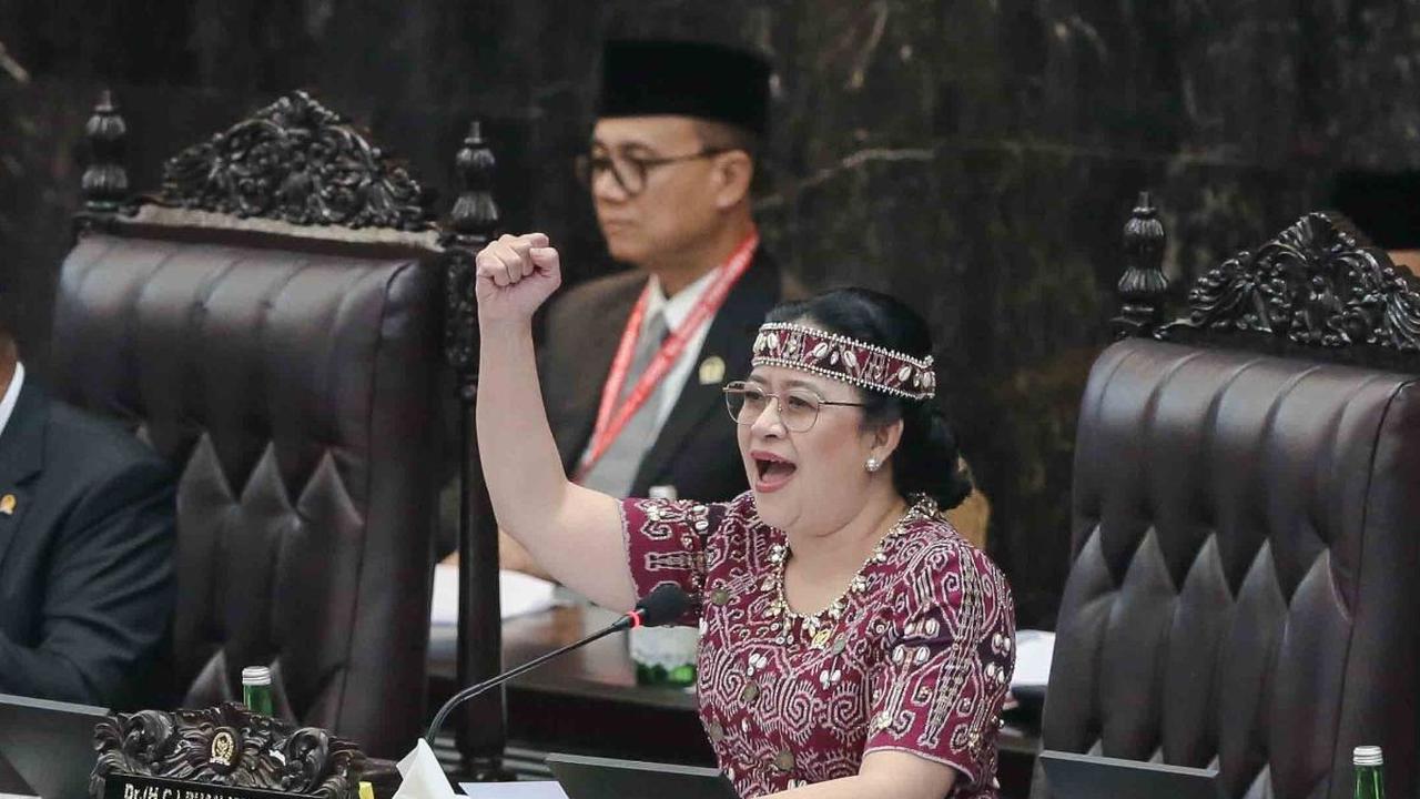 Selain itu penampilan Ketua DPR, Puan Maharani juga tak luput disorot dengan pakaian daerahnya ia memimpin rapat Paripurna DPR.