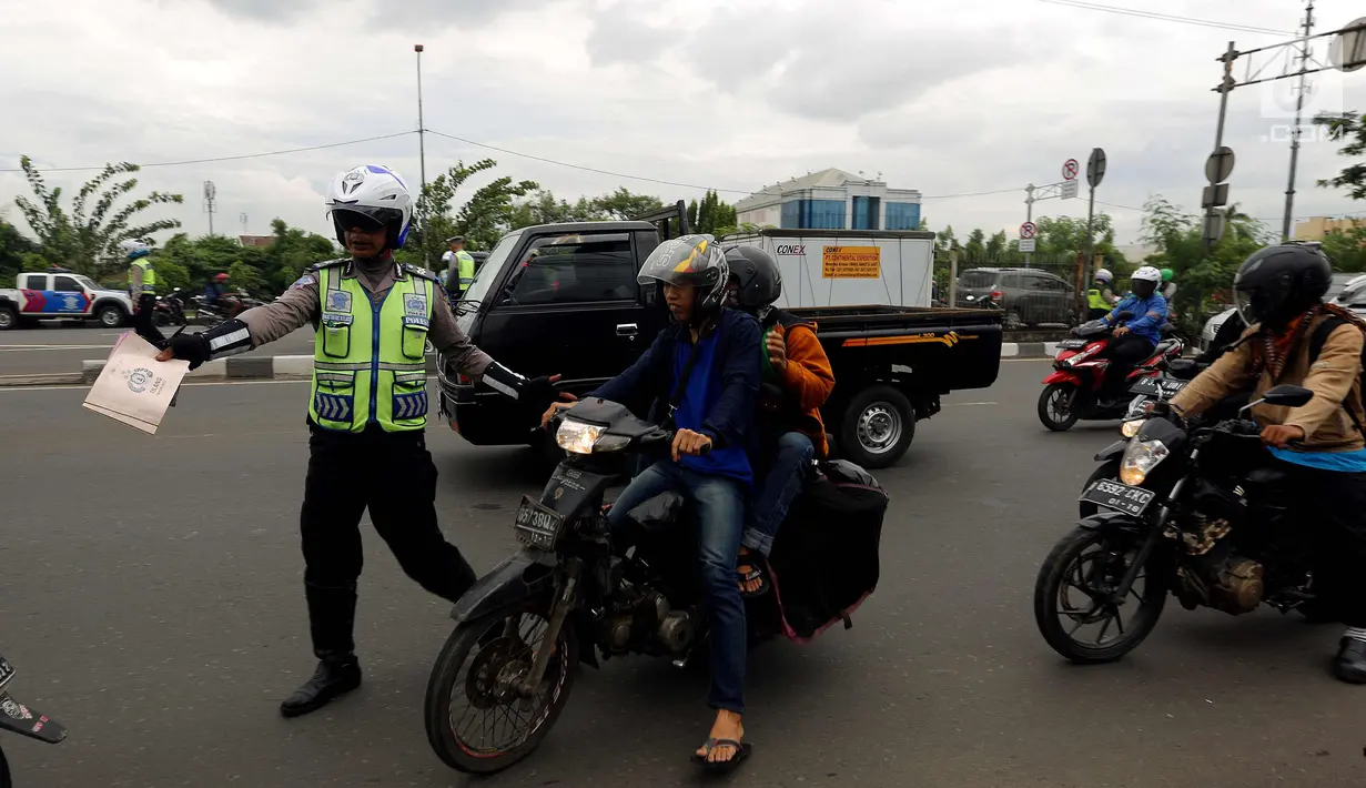 Petugas kepolisian memberhentikan pengendara motor saat Operasi Zebra Jaya 2017 di Daan Mogot, Jakarta, Selasa (7/11). Operasi Zebra yang digelar 1 November- 14 Desember 2017 tersebut secara serentak dilakukan se-Indonesia. (Liputan6.com/Johan Tallo)