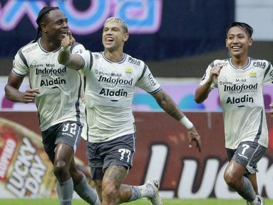 Persib Bandung sukses mengkudeta Persija Jakarta dari peringkat kedua klasemen sementara BRI Liga 1 2022/2023 setelah pada laga pekan ke-25 mampu menjinakkan perlawanan RANS Nusantara FC dengan skor 3-1 di Stadion Pakansari, Bogor, Minggu (19/2/2023) sore WIB. Tiga gol Maung Bandung dicetak masing-masing satu gol dari David Da Silva dan Ciro Alves ditambah satu gol bunuh diri pemain RANS, Finky Pasamba. Sementara satu-satunya gol RANS Nusantara FC ke gawang Persib dicetak Yanis Mbombo Lokwa. (Bola.com/M Iqbal Ichsan)