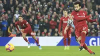 Bintang Liverpool Mohamed Salah merobek gawang Newcastle United melalui penalti pada laga Liga Inggris di Anfield, Rabu (26/12/2018). (AP Photo/Jon Super)
