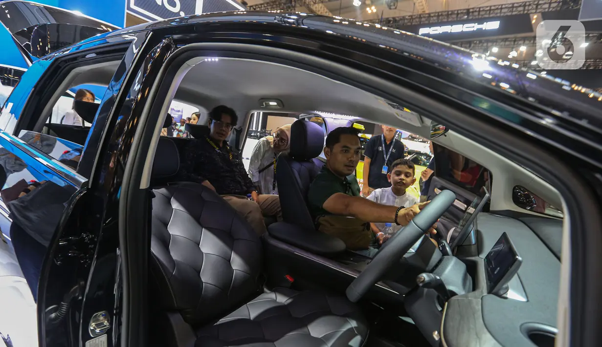 Pada hari pertama usai dibuka secara resmi oleh Wapres Ma'ruf Amin, pengunjung langsung memadati area pameran GIIAS 2024. (Liputan6.com/Angga Yuniar)