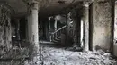Pemandangan di dalam teater Mariupol yang rusak selama pertempuran di Mariupol, di wilayah di bawah pemerintahan Republik Rakyat Donetsk, Ukraina timur, Senin, 4 April 2022. Gedung teater Mariupol dikabarkan dihantam oleh Rusia dengan bom pada 16 Maret 2022 lalu. (AP Photo/Alexei Alexandrov)