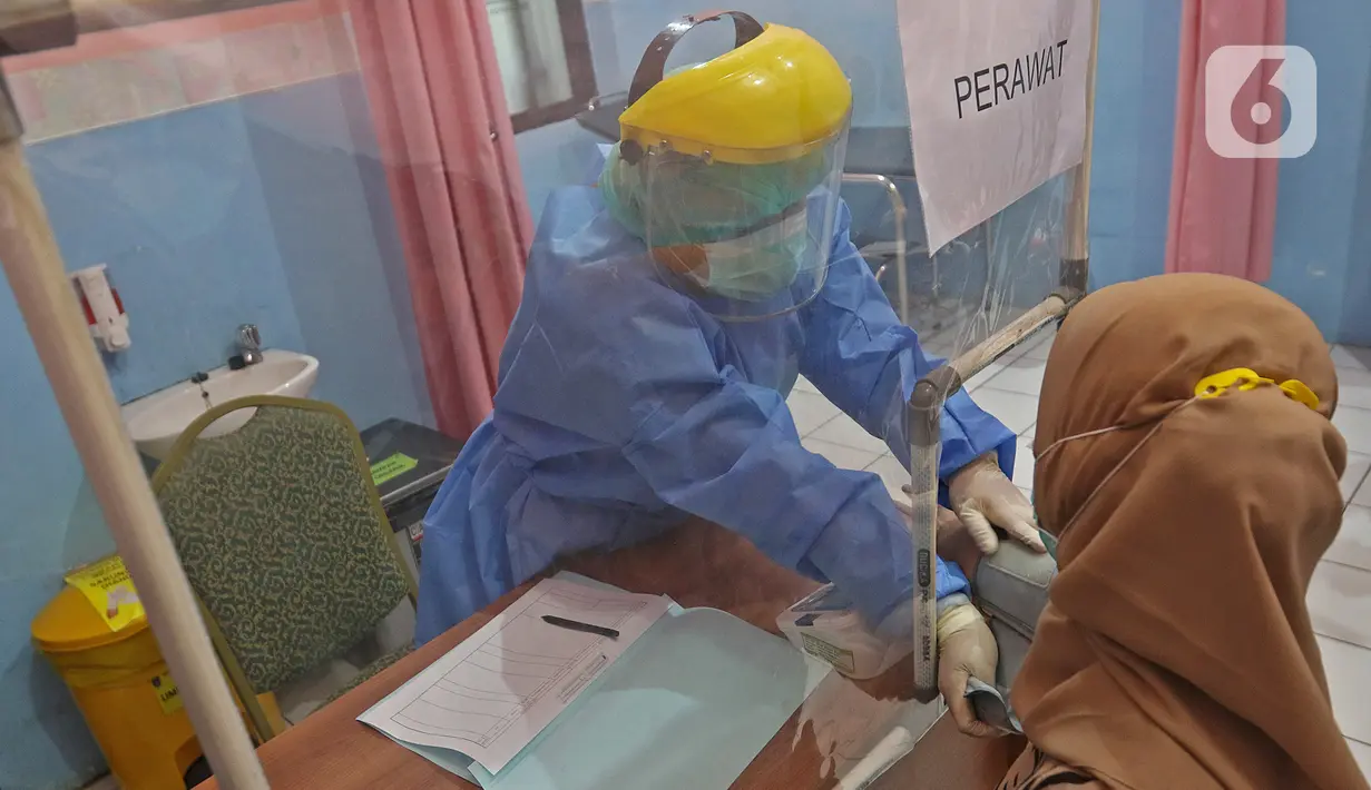 Petugas kesehatan mengecek pasein saat simulasi vaksin COVID-19 di Puskesmas Tapos, Depok, Jawa Barat, Kamis (22/10/2020). Pemkot Depok menggelar simulasi vaksin COVID-19 dalam rangka persiapan vaksinasi yang rencananya akan dilaksanakan bulan November 2020. (Liputan6.com/Herman Zakharia)