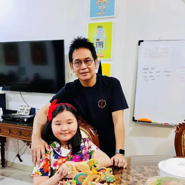 6 Potret Kenangan Hilman Hariwijaya dan Putrinya, Sosok Ayah Penyayang