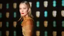 Aktris Jennifer Lawrence berpose saat tiba menghadiri BAFTA Awards 2018 di London, Inggris (18/2). Jennifer Lawrence tampil cantik dengan gaun berwarna hitam dan lipstik berwarna merah. (Photo by Vianney Le Caer/Invision/AP)