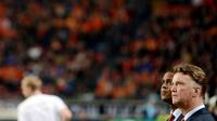 Pelatih kepala Timnas Belanda, Louis van Gaal (kanan) dan asisten pelatih Patrick Kluivert saat laga persahabatan melawan Jerman di Amsterdam, Belanda, 14 November 2012 in Amsterdam. (AFP/Patrik Stollarz)
