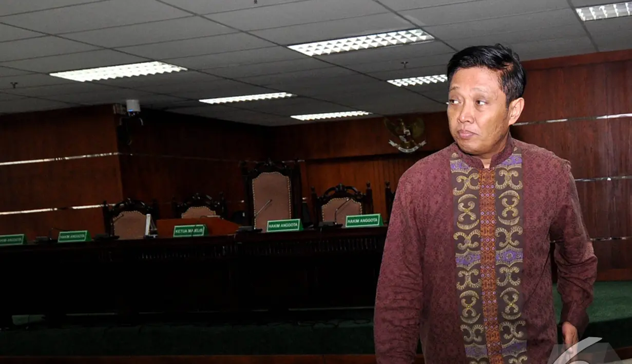 Machfud Suroso menghadiri sidang perdana di Pengadilan Tipikor, Jakarta, Kamis (18/12/2014). (Liputan6.com/Miftahul Hayat)