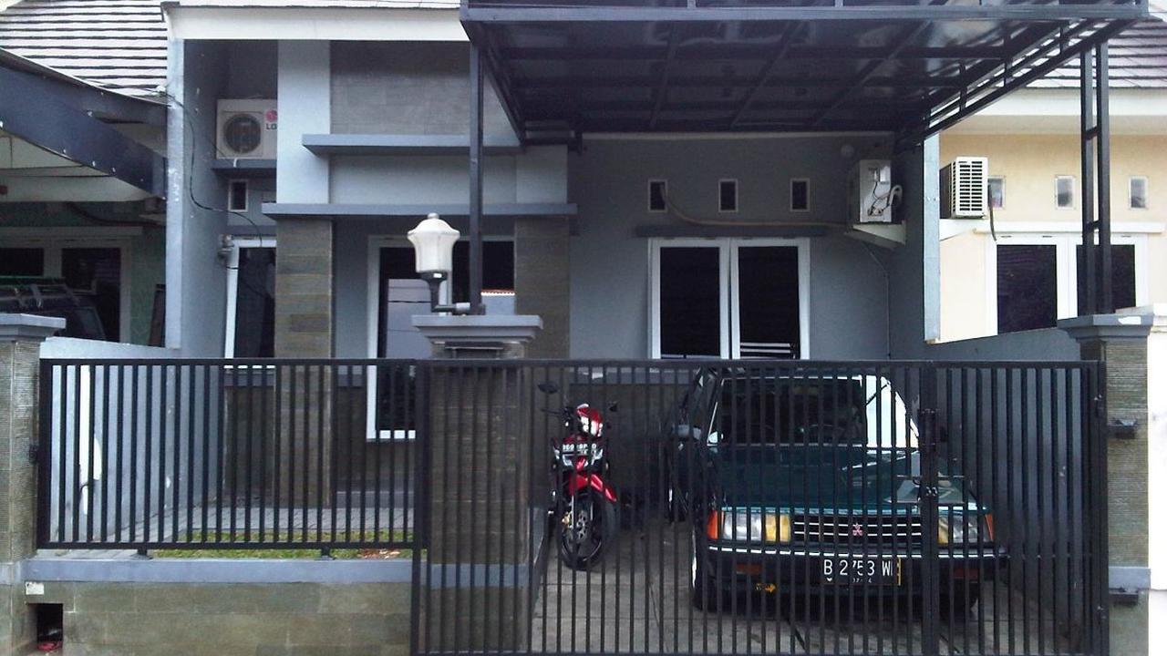 Desain rumah kecil dengan garasi klasik
