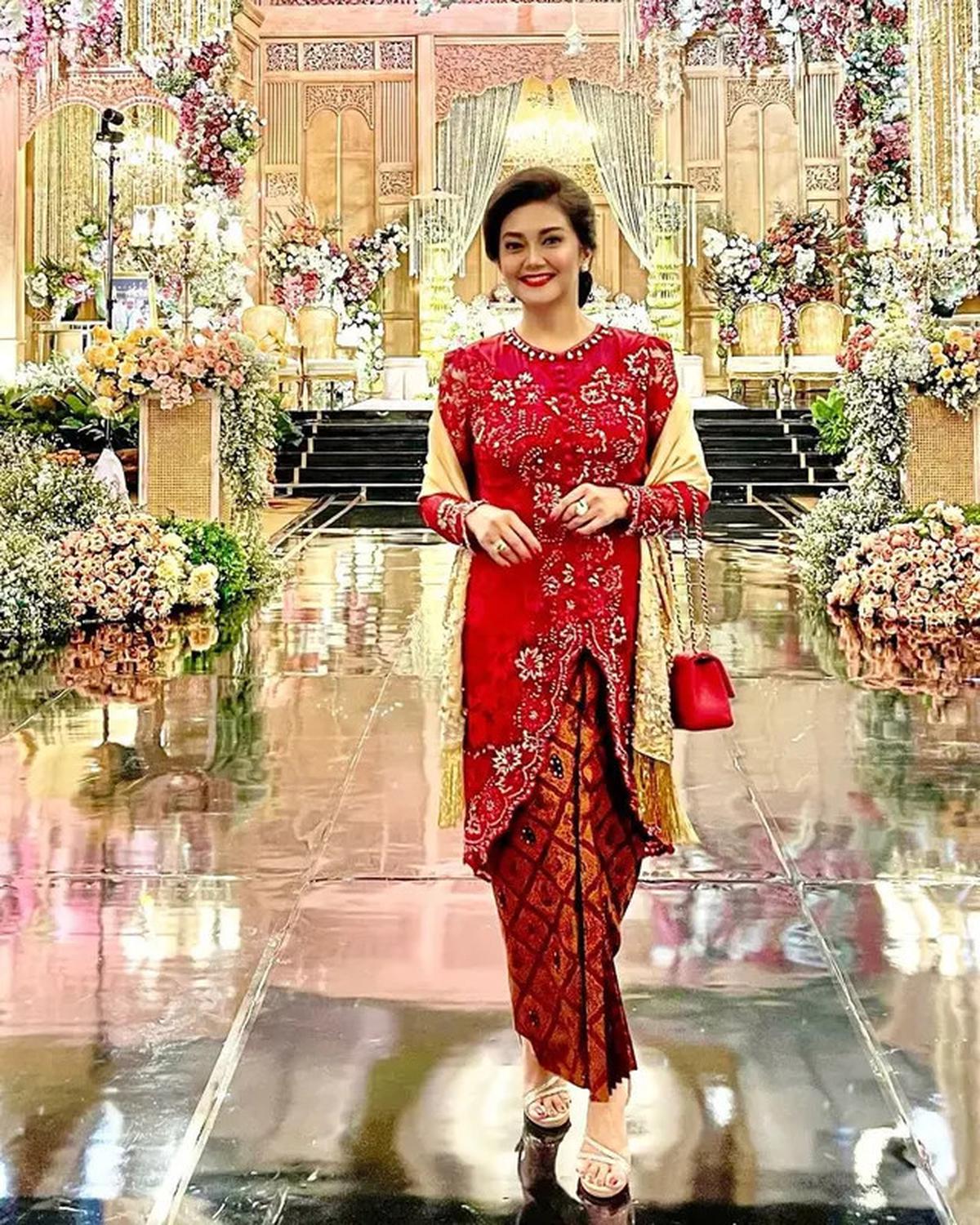 7 Potret Bella Saphira Pakai Kebaya, Penampilannya saat Acara Mantu Anak Curi Perhatian