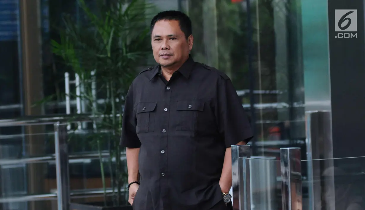 Anggota DPRD Jambi dari PDIP, Zainur Arfan keluar dari Gedung KPK, Jakarta, Kamis (14/12). Ketua Fraksi PDIP Jambi tu diperiksa sebagai saksi tersangka Saifuddin terkait dugaan suap pengesahan RAPBD Jambi TA 2018. (Liputan6.com/Helmi Fithriansyah)