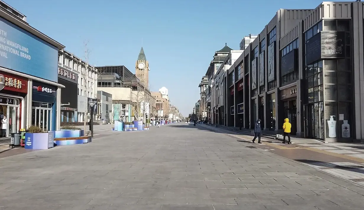 Tangkapan bingkai dari rekaman video AFPTV ini menunjukkan jalan yang hampir kosong di distrik perbelanjaan Wangfujing di Beijing, Selasa (13/12/2022). Beberapa universitas di China mengatakan akan mengizinkan mahasiswanya menyelesaikan semester dari rumah dengan harapan mengurangi potensi wabah COVID-19 yang lebih besar selama kesibukan perjalanan Tahun Baru Imlek di bulan Januari mendatang. (Yuxuan ZHANG / AFP)