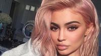 Jika Kim Kardashian baru saja mengecat rambutnya menjadi pink, Kylie Jenner sudah mengunggah gaya serupa di akun Instagramnya terlebih dahulu. (instagram/kyliejenner)