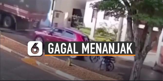 VIDEO: Hindari Truk Gagal Menanjak, Pengendara Turun dari Motor