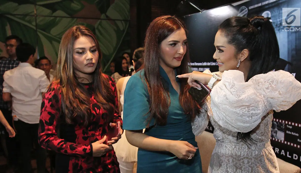 Krisdayanti (kanan) berbincang dengan Ashanty (tengah) dan Aurel dalam peluncuran buku Yuni Shara di Kawasan Kemang, Jakarta, Rabu (27/9). Aurel tampak akrab dengan ibu kandung, Krisdayanti dan ibu sambungnya, Ashanty. (Liputan6.com/Herman Zakharia)