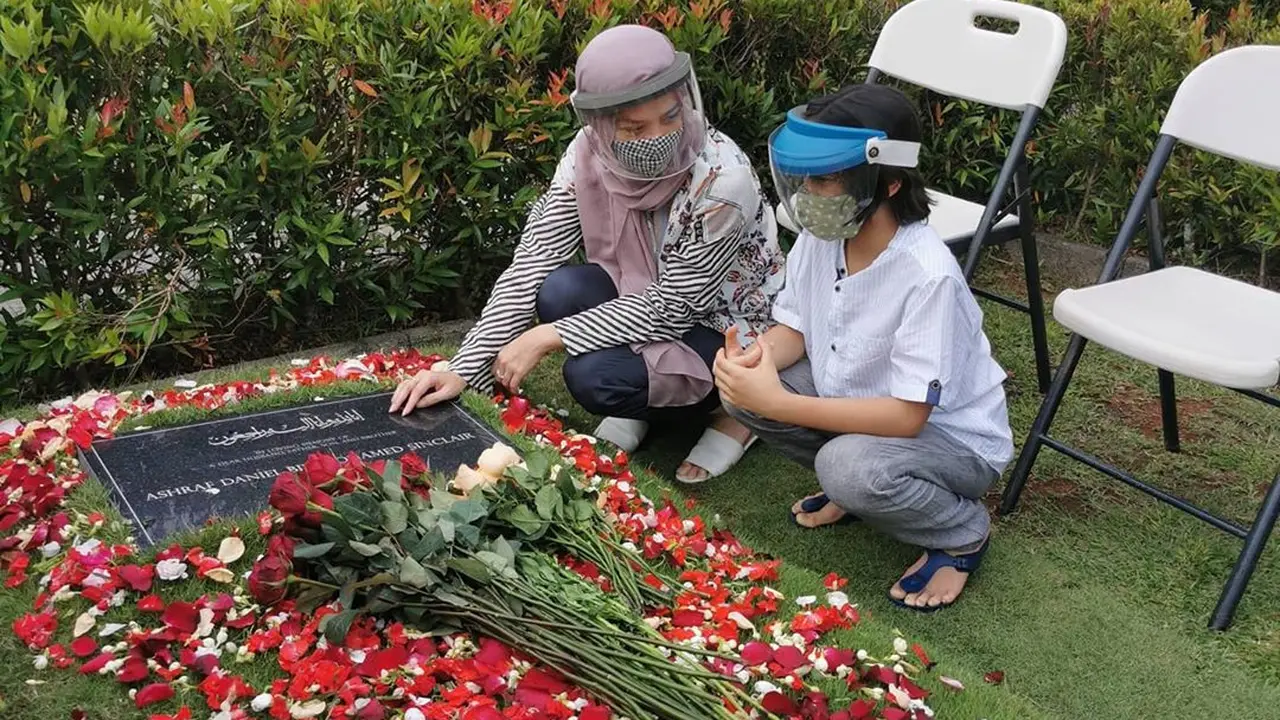 6 Momen BCL Ziarah ke Makam Ashraf Sinclair, Penampilan Hijabnya Curi Perhatian