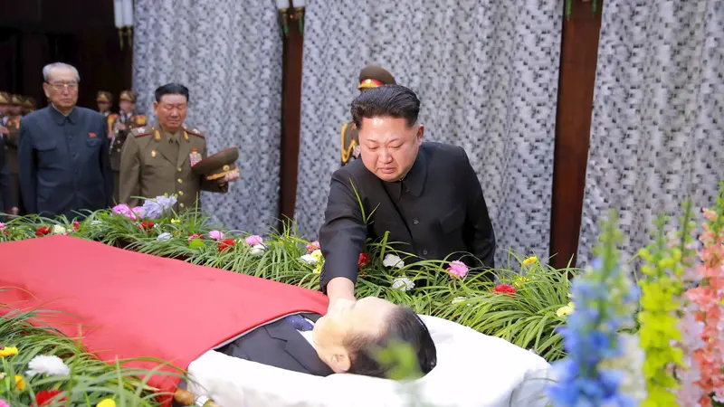 Kim Jong-un menyentuh dan menangisi jenazah Kim Yang-gon