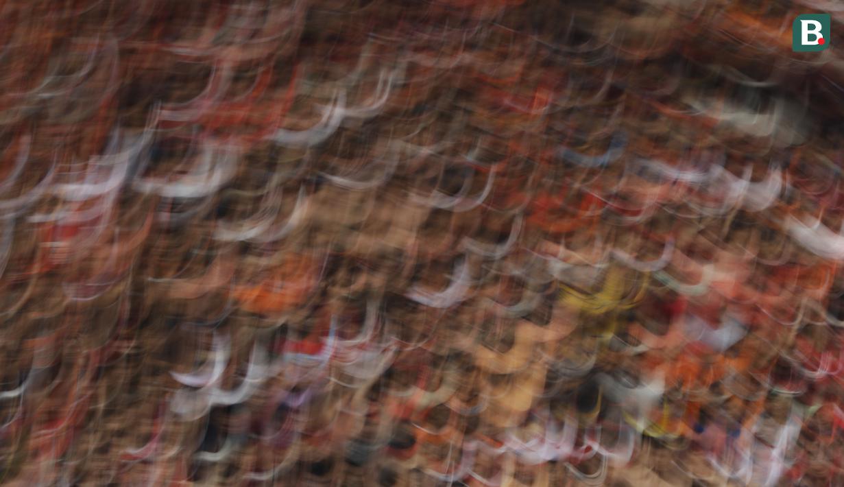 Suporter Persija, The Jakmania, memberikan dukungan saat melawan Persela pada laga Liga 1 di SUGBK, Jakarta, Selasa (20/11). Persija menang 3-0 atas Persela. (Bola.com/Vitalis Yogi Trisna)